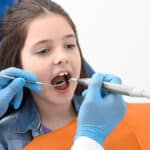 Cuáles son los pasos que se siguen en el tratamiento de caries en dentición permanente en odontopediatría