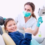 Cuándo se debe realizar la primera visita al dentista en los niños