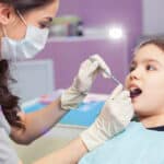 En qué consiste la odontopediatría y cuál es su importancia en el tratamiento de caries en niños