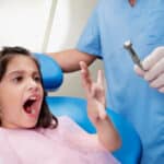 Qué hacer si mi hijo tiene miedo de visitar al dentista